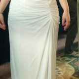 אדם מתנסה בשמלה לבנה ומרופדת באורך הרצפה מול מראה - מושלמת לשמלת כלה לטראש. הם נעזרים בשניים אחרים, האחד בריצה והשני בסנדלים. בחדר האבזון יש ריצוף מקיר לקיר נעים, מה שמוסיף לאווירה האינטימית.